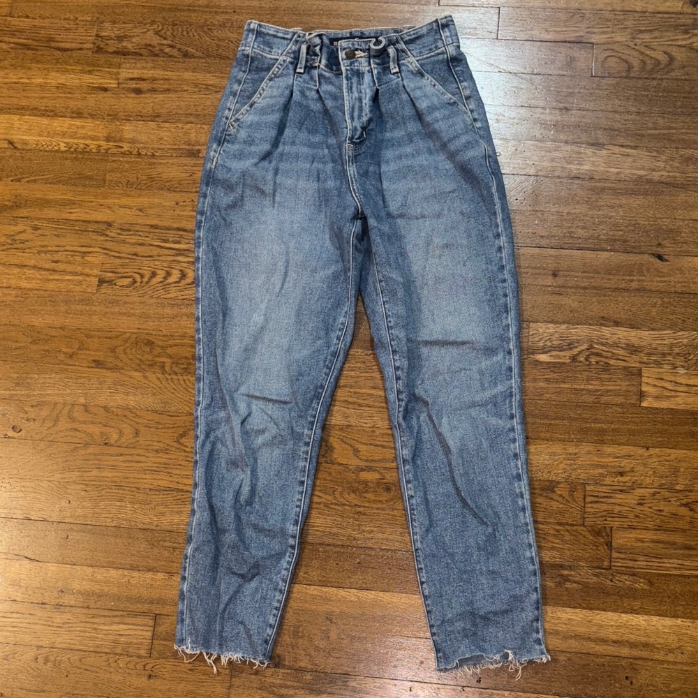 Hollister Ultra High Rise Mom Jean, Size 3R, W26 L27, Great Condition!